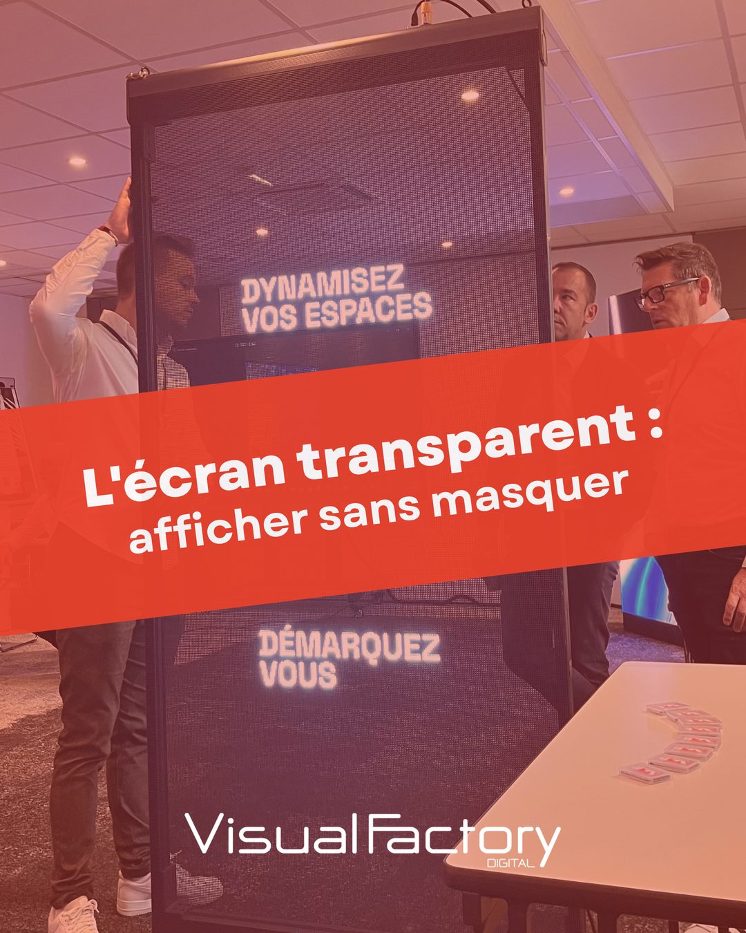 Écran LED transparent autoportant affichant « Dynamisez vos espaces » et « Démarquez-vous », la salle restant visible à travers